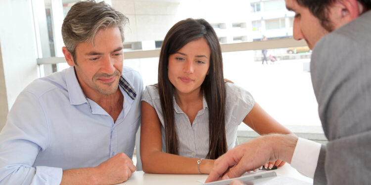 Kredit in Österreich aufnehmen: persönlich in der Filiale oder online – Risiken, Sicherheit und Entscheidungsfaktoren